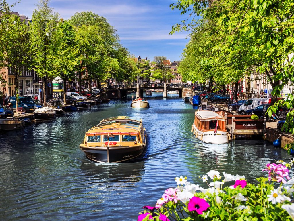Canal-cruises-Amsterdam-scaled