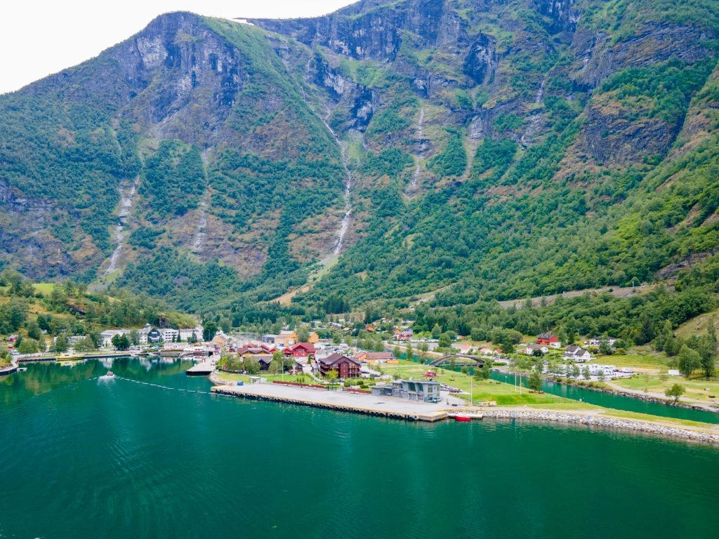 Flåm-city-harbour-Flåmsbana-railway-2